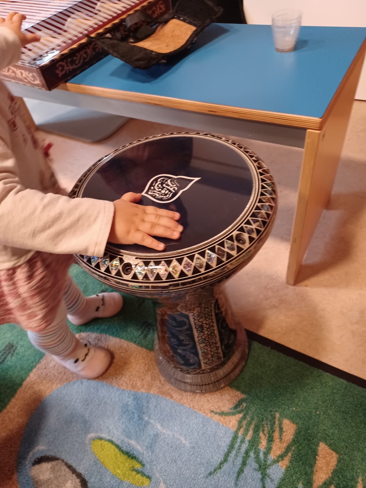 Lapsen käsi darbuka-rummun kalvolla